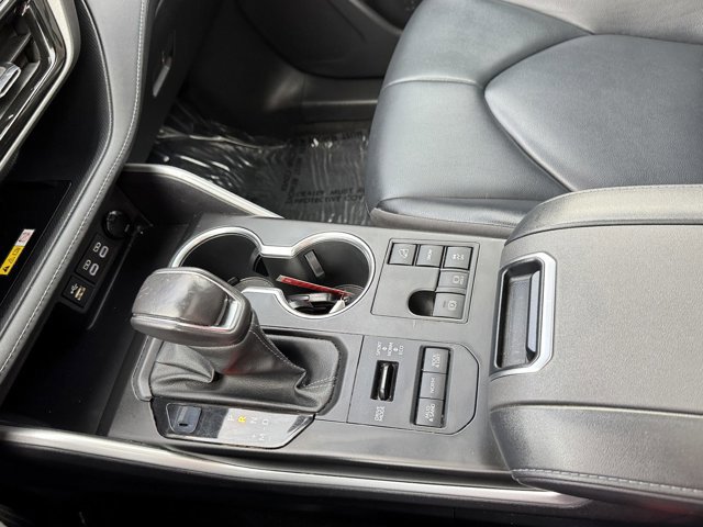 Used 2023 Toyota Highlander XLE image 17