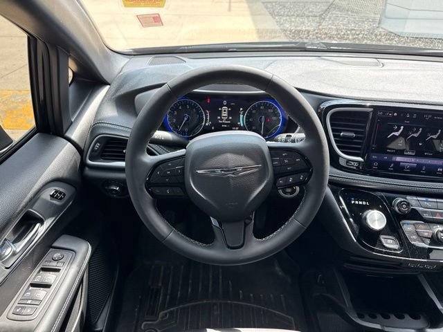 Used 2023 Chrysler Pacifica Touring-L w/ S Appearance Package AWD/4WD image 18