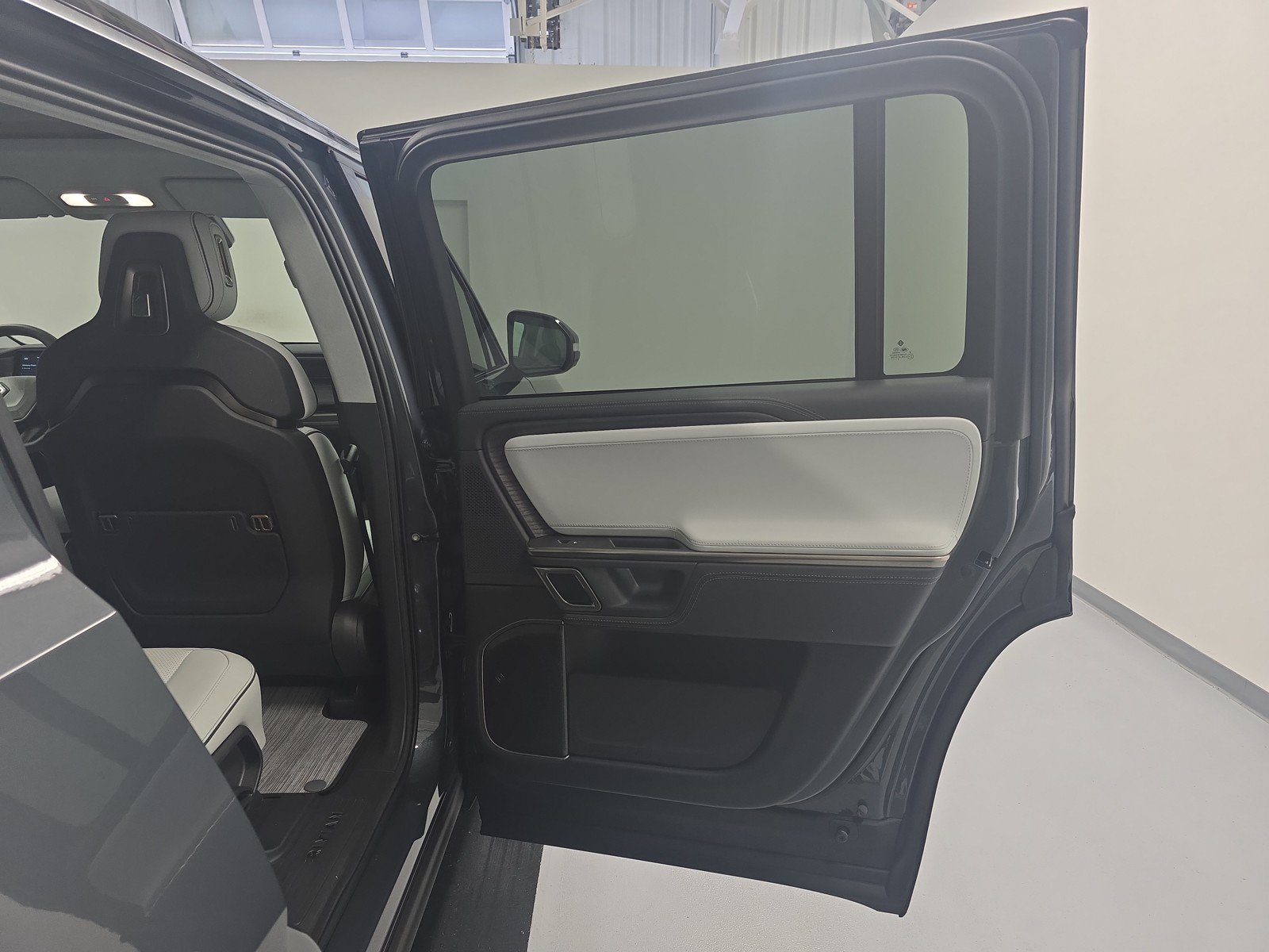 Used 2024 Rivian R1S Adventure AWD/4WD image 19