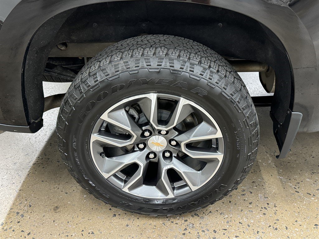 Used 2025 Chevrolet Silverado 1500 LT w/ Safety Package AWD/4WD image 17