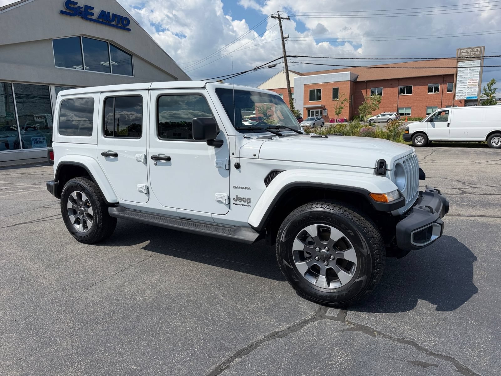 Used 2023 Jeep Wrangler Unlimited Sahara w/ Cold Weather Group AWD/4WD image 6