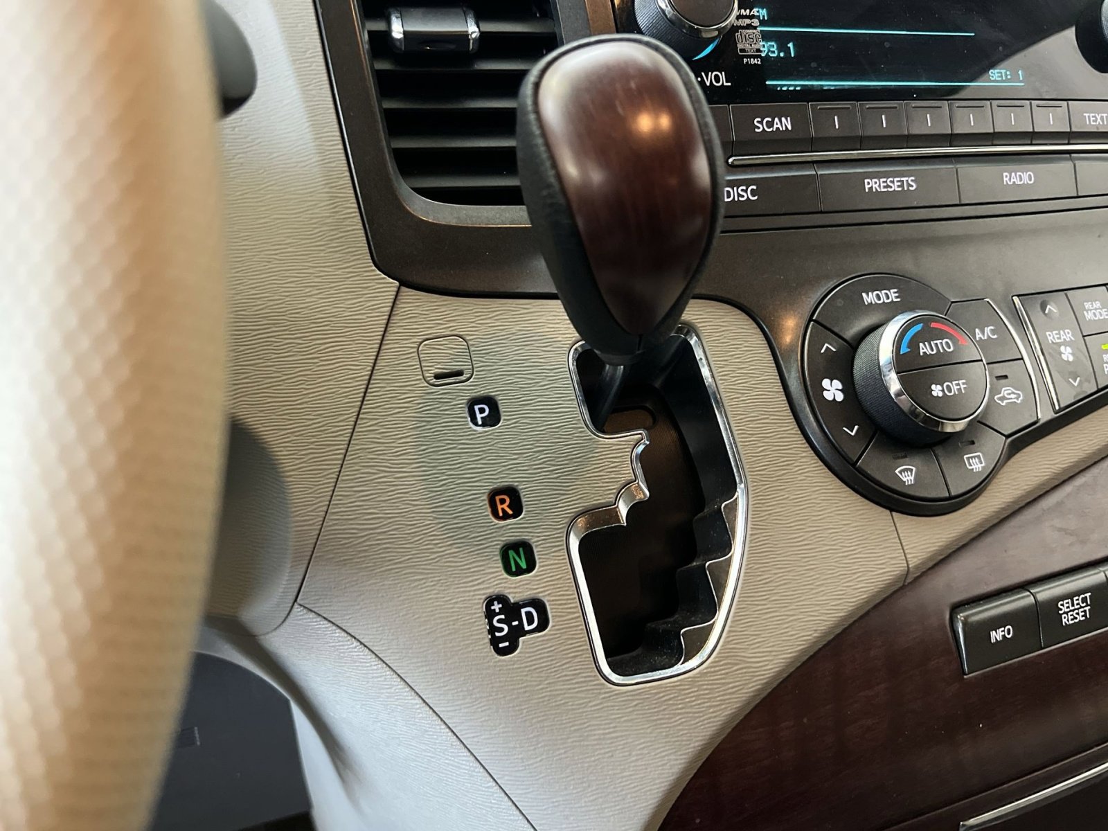 Used 2013 Toyota Sienna XLE FWD image 20