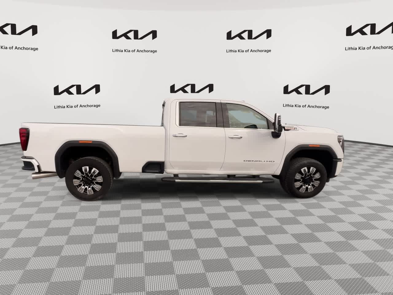 Used 2024 GMC Sierra 3500 Denali AWD/4WD image 9
