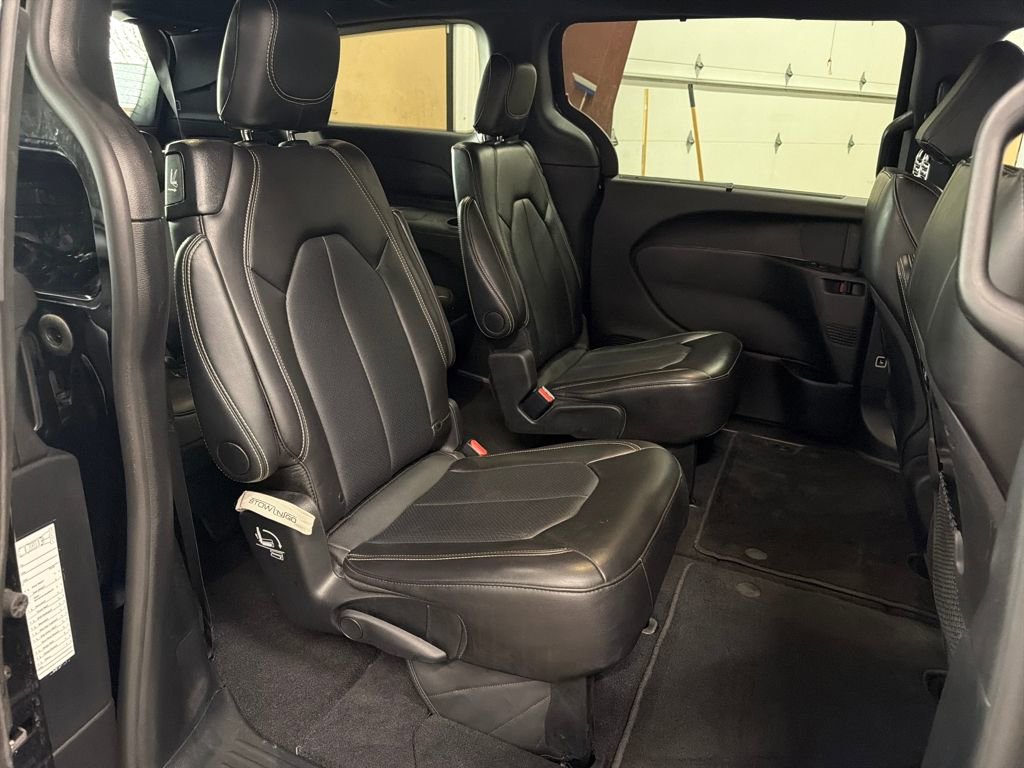 Used 2025 Chrysler Pacifica Select image 17