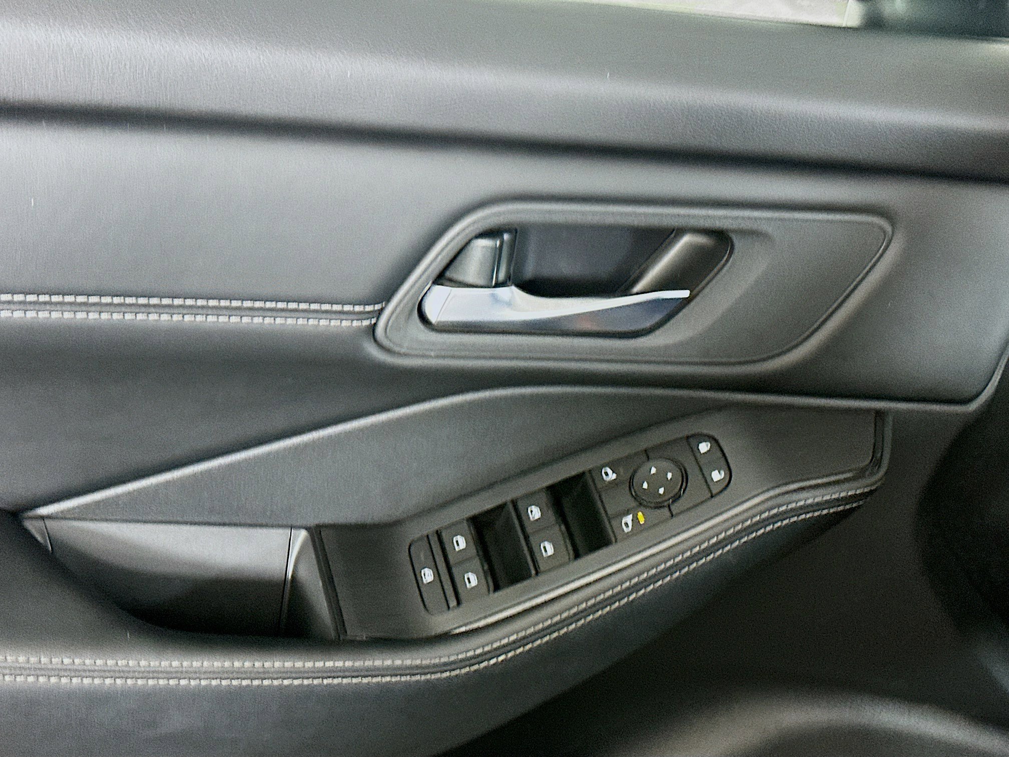 Used 2024 Nissan Rogue SV w/ SV Premium Package image 15