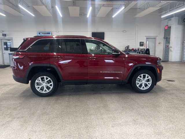 Used 2023 Jeep Grand Cherokee Limited w/ Luxury Tech Group II AWD/4WD image 4