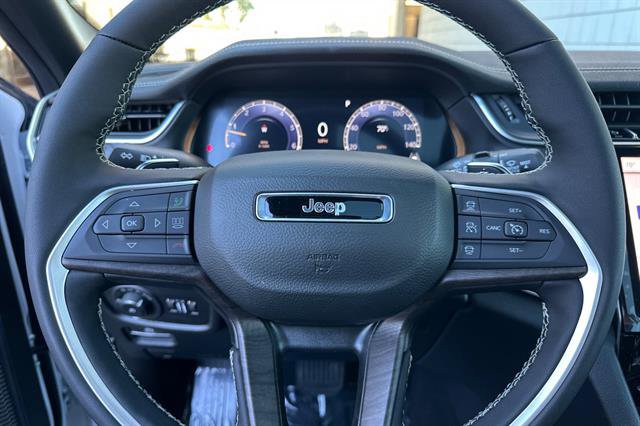 New 2025 Jeep Grand Cherokee Limited w/ Trailer Tow Package image 21