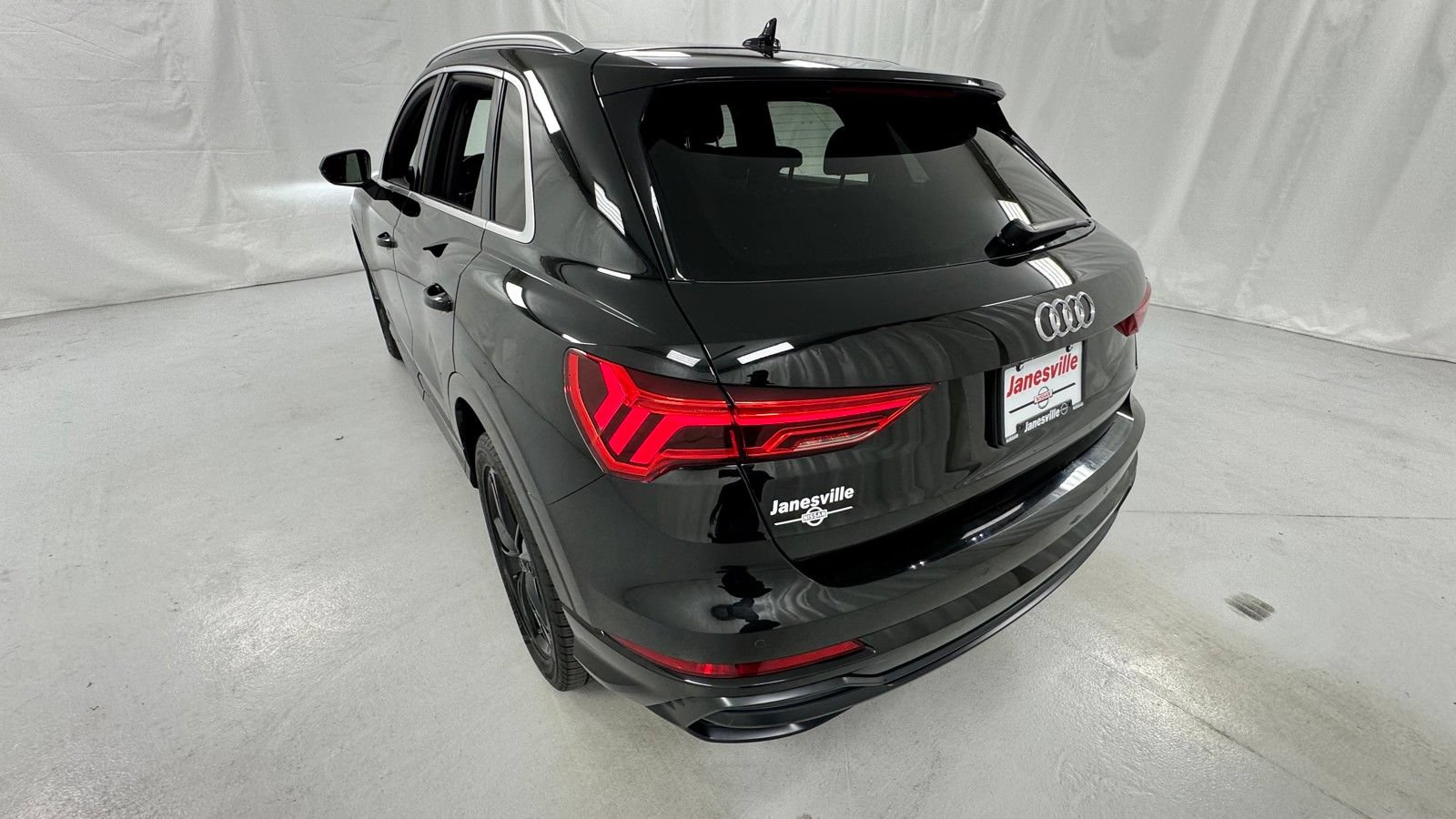Used 2020 Audi Q3 2.0T Premium w/ Convenience Package AWD/4WD image 5