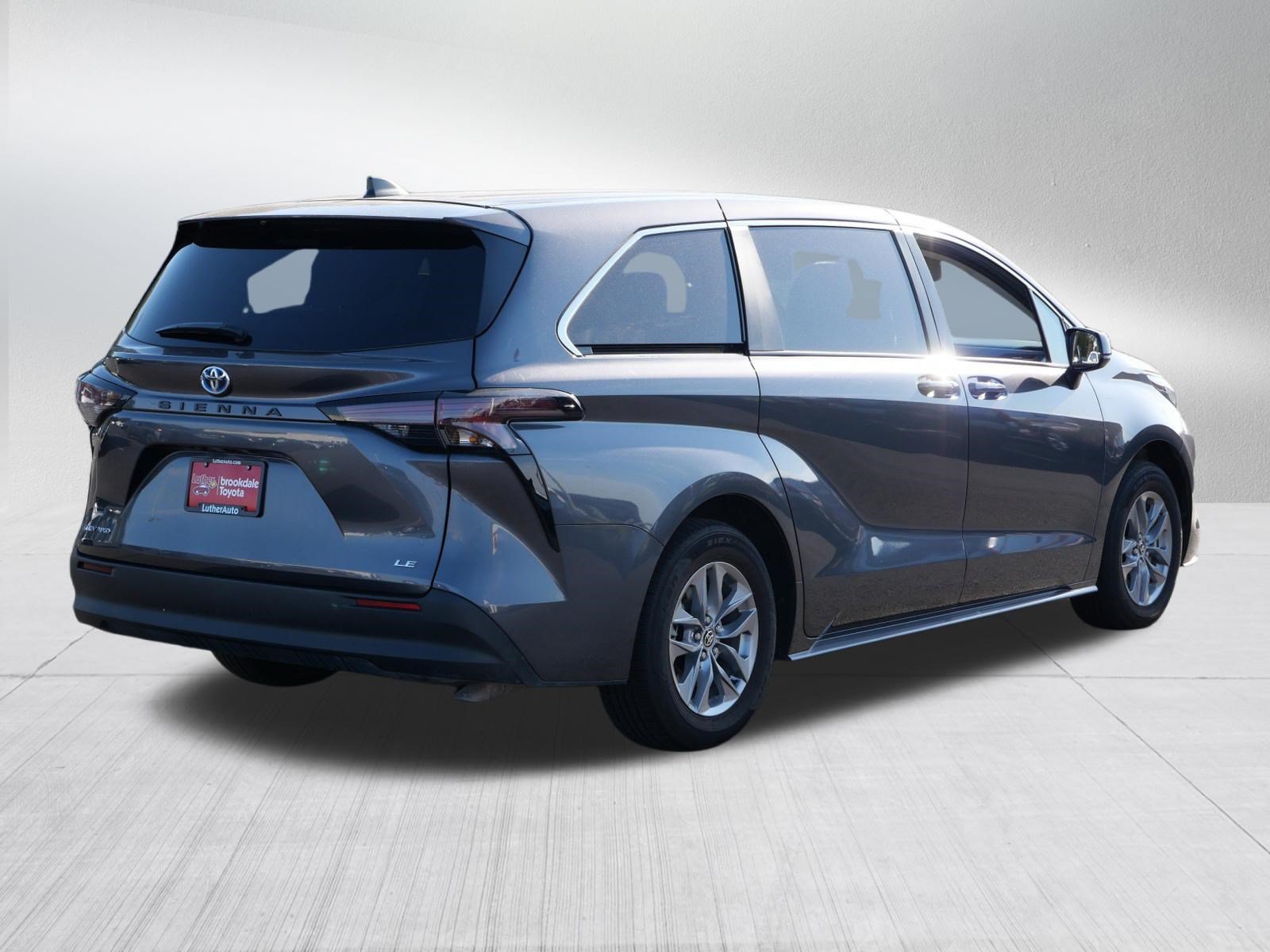 Used 2025 Toyota Sienna LE AWD/4WD image 7