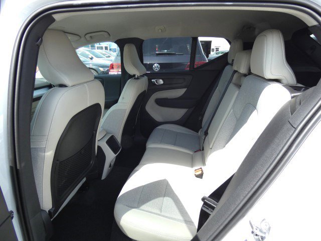 Used 2020 Volvo XC40 T4 Momentum image 8