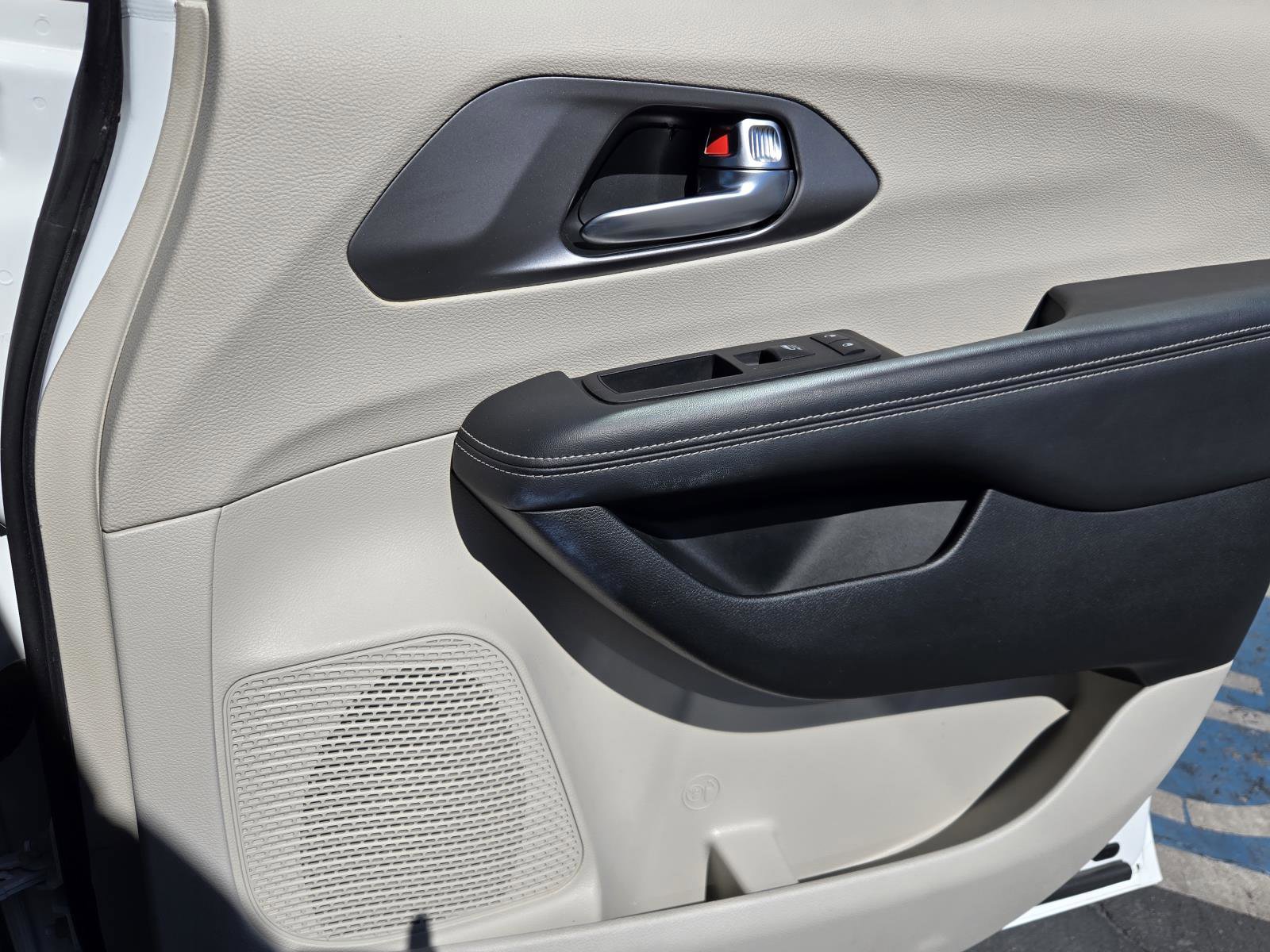 Certified 2023 Chrysler Pacifica Touring-L image 32