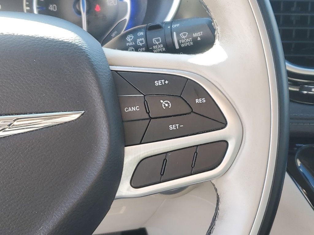 Used 2018 Chrysler Pacifica Limited image 17