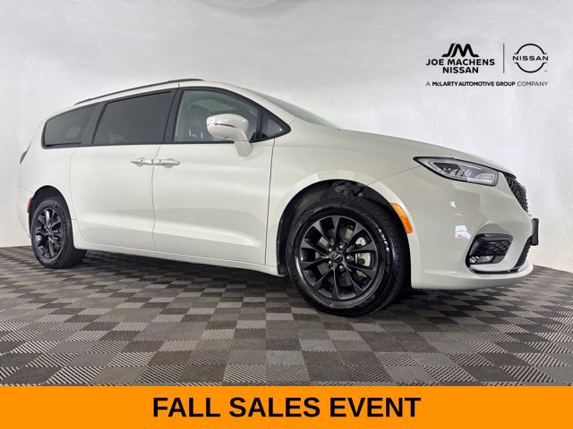 Used 2021 Chrysler Pacifica Limited w/ Uconnect Theater Family Group AWD/4WD image 3