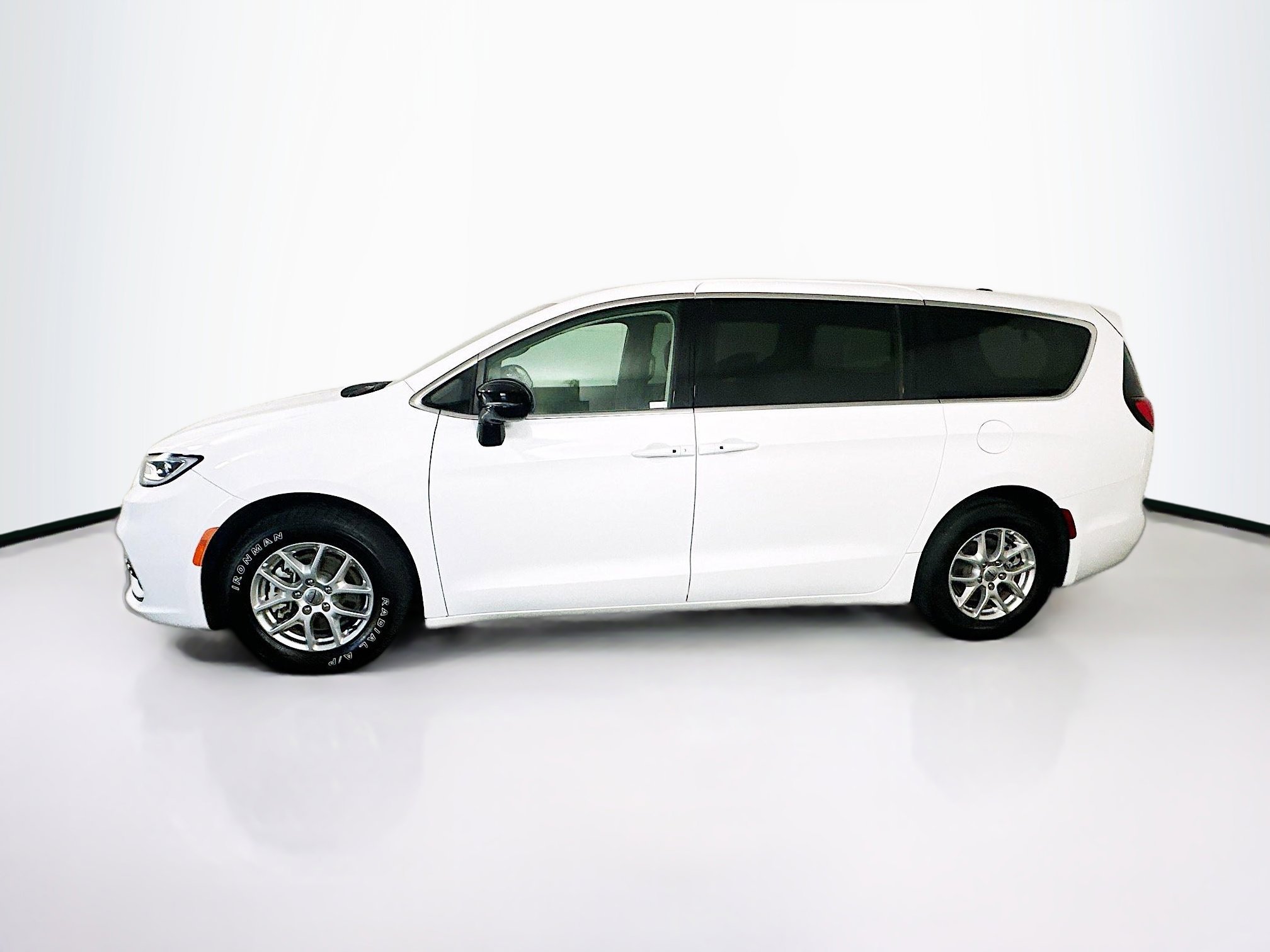 Used 2024 Chrysler Pacifica Touring-L image 4