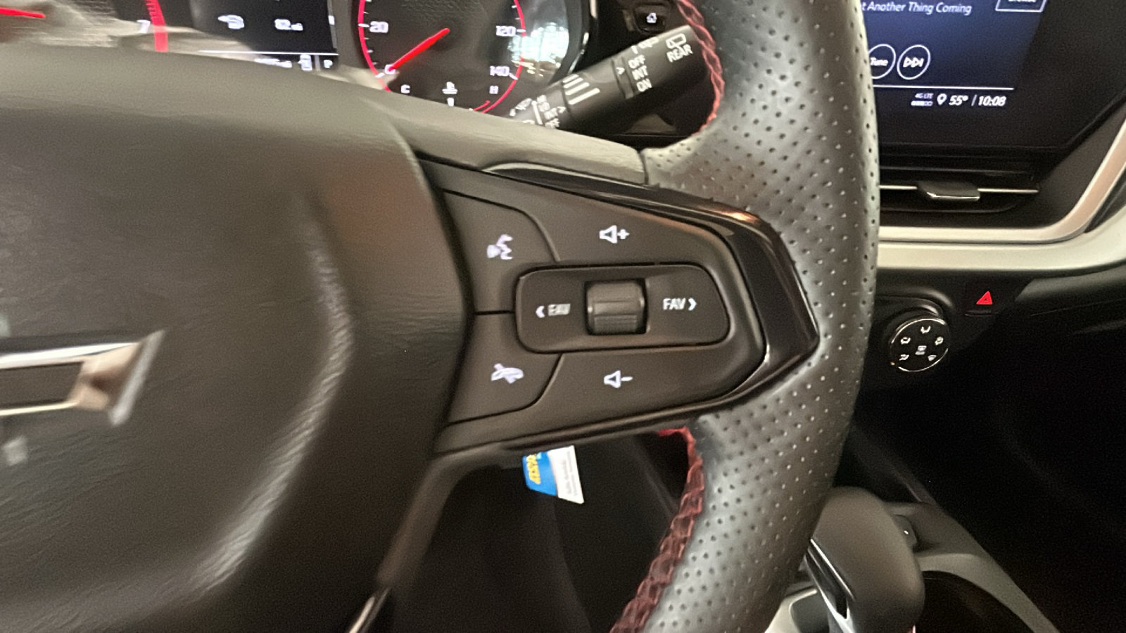 Used 2025 Chevrolet Trax RS w/ Sunroof Package FWD image 21