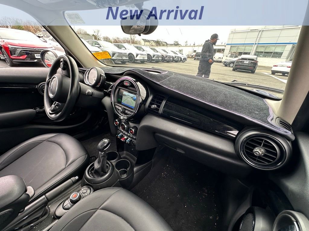 Used 2019 MINI Cooper 4-Door Hardtop image 3