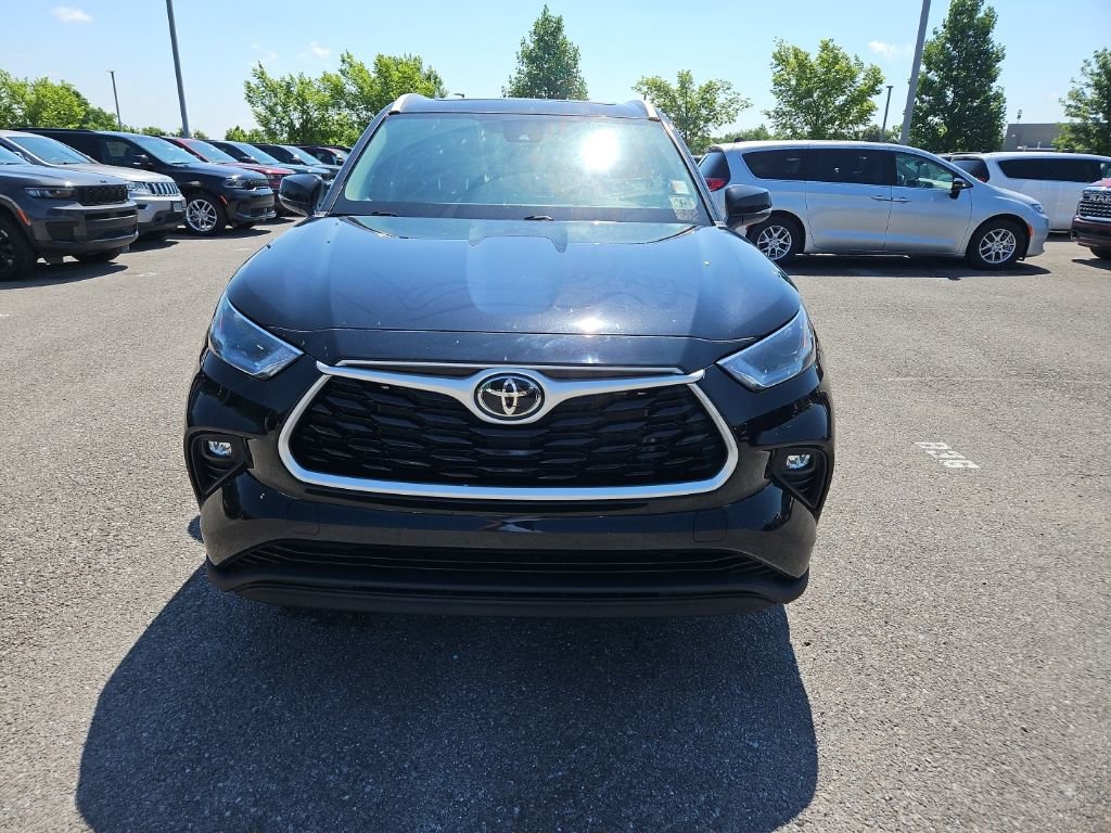 Used 2022 Toyota Highlander XLE AWD/4WD image 2