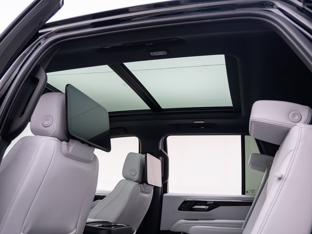 Used 2025 Chevrolet Tahoe Premier AWD/4WD image 18