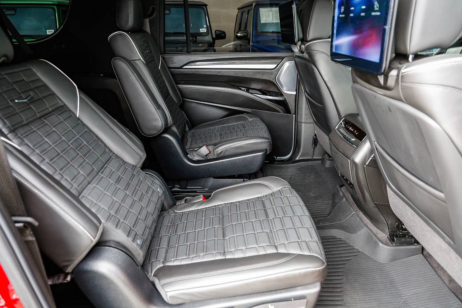 Used 2025 Cadillac Escalade ESV V image 18