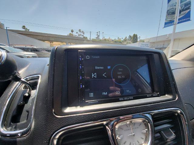 Used 2016 Chrysler Town & Country Touring FWD image 13