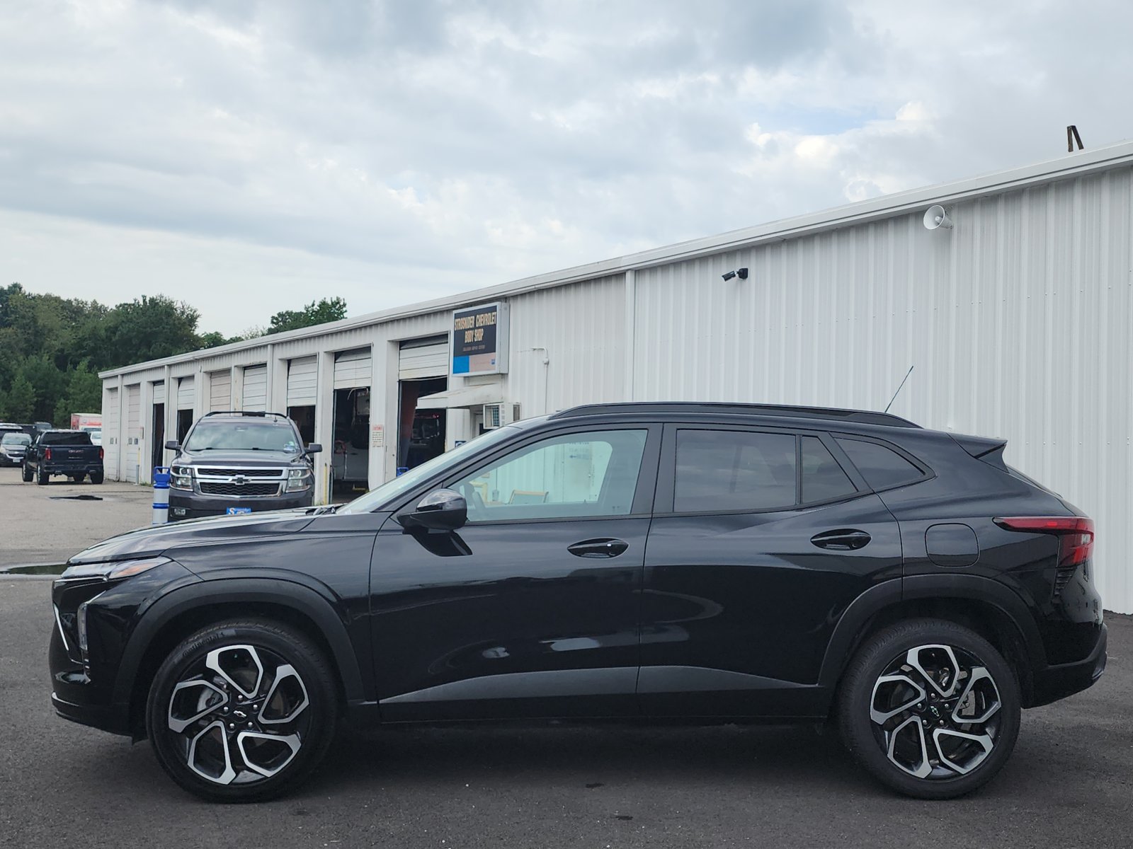 Used 2025 Chevrolet Trax RS w/ Driver Confidence Package FWD image 2