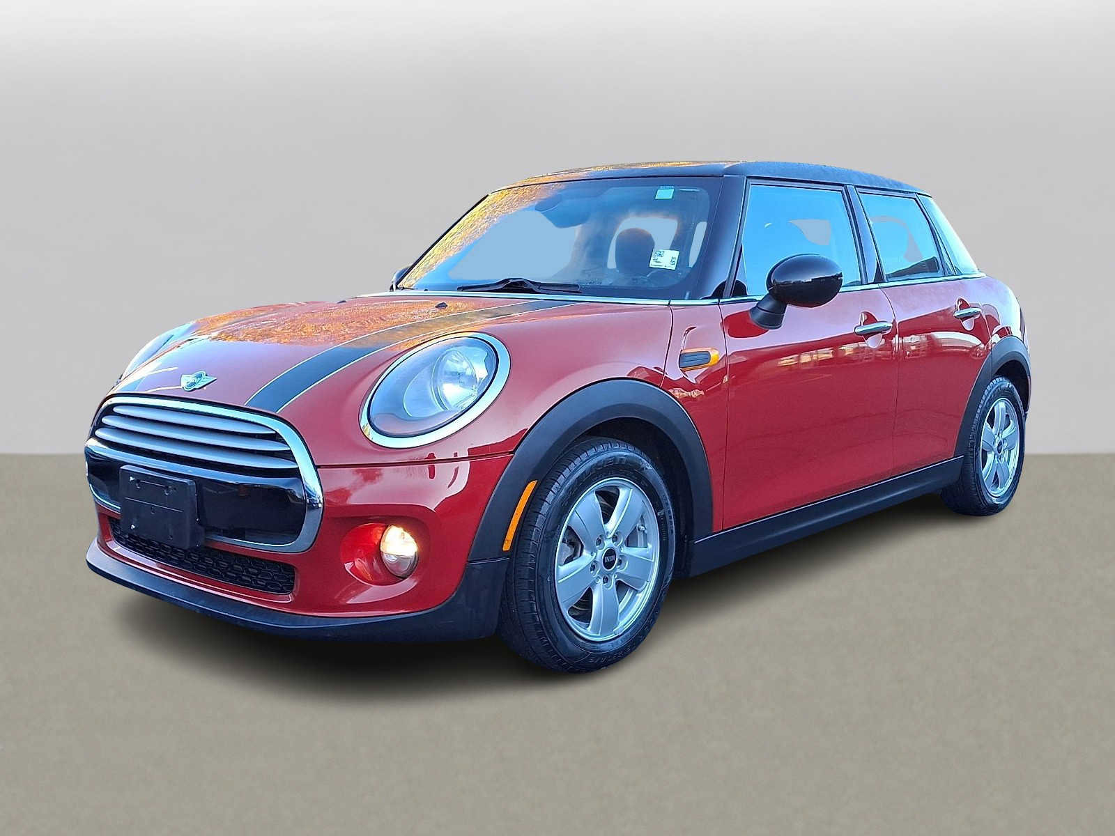Used 2015 MINI Cooper 4-Door Hardtop image 1