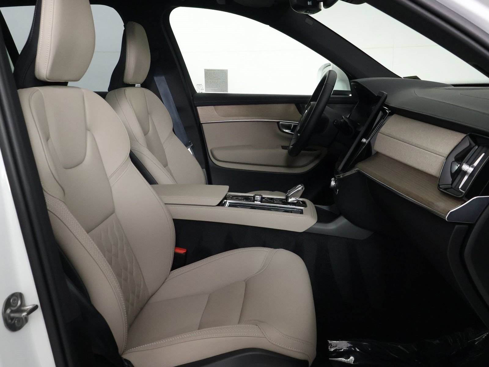 Certified 2026 Volvo XC90 B6 Plus w/ Protection Package AWD/4WD image 29