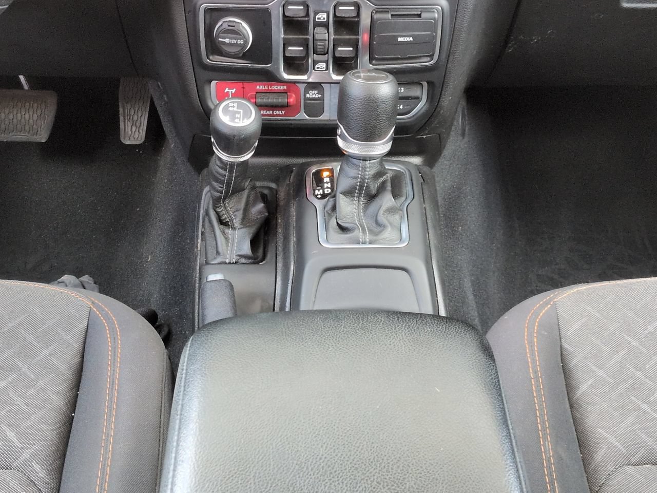 Used 2024 Jeep Gladiator Mojave w/ Technology Group AWD/4WD image 19