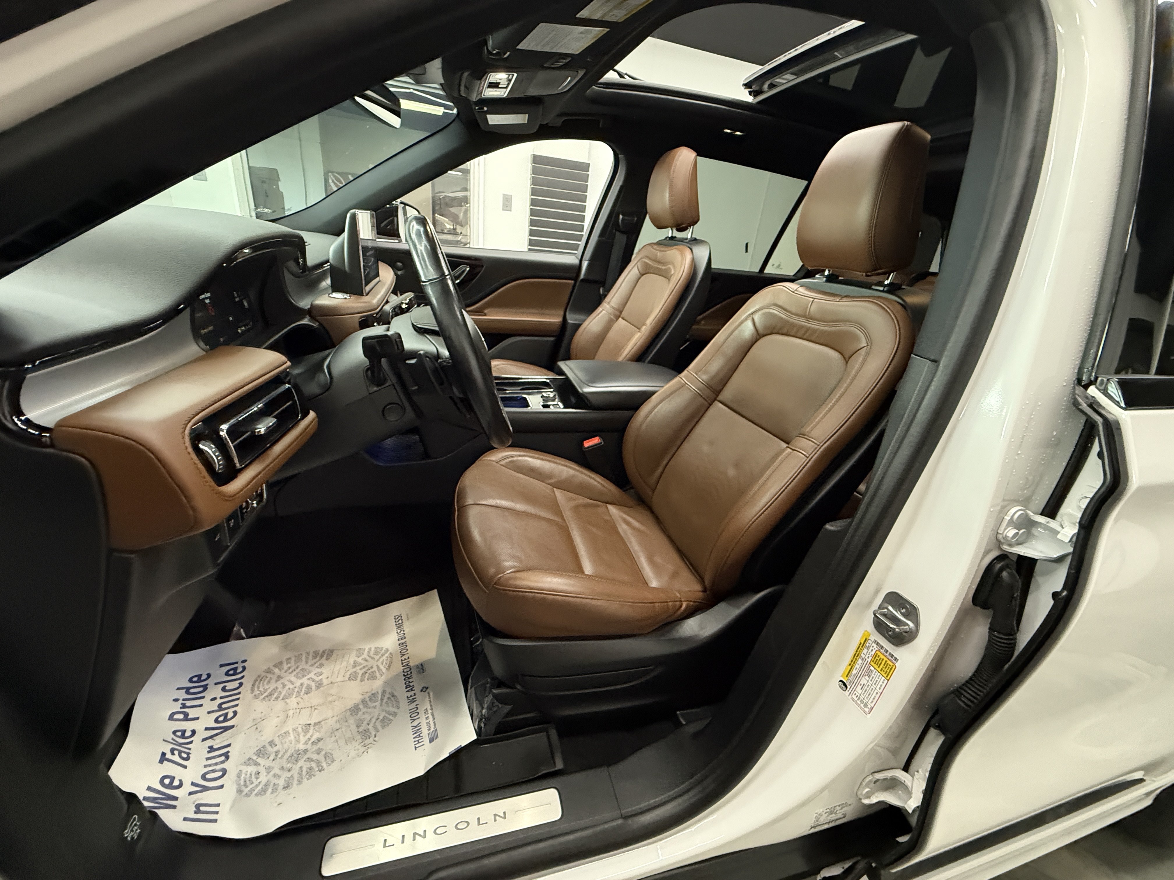Used 2023 Lincoln Aviator Reserve w/ Jet Appearance Package AWD/4WD image 11