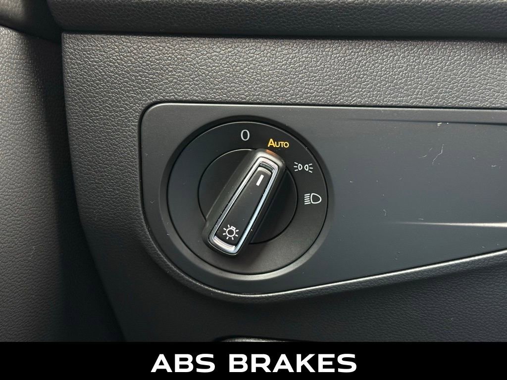 Used 2021 Volkswagen Tiguan SE image 19