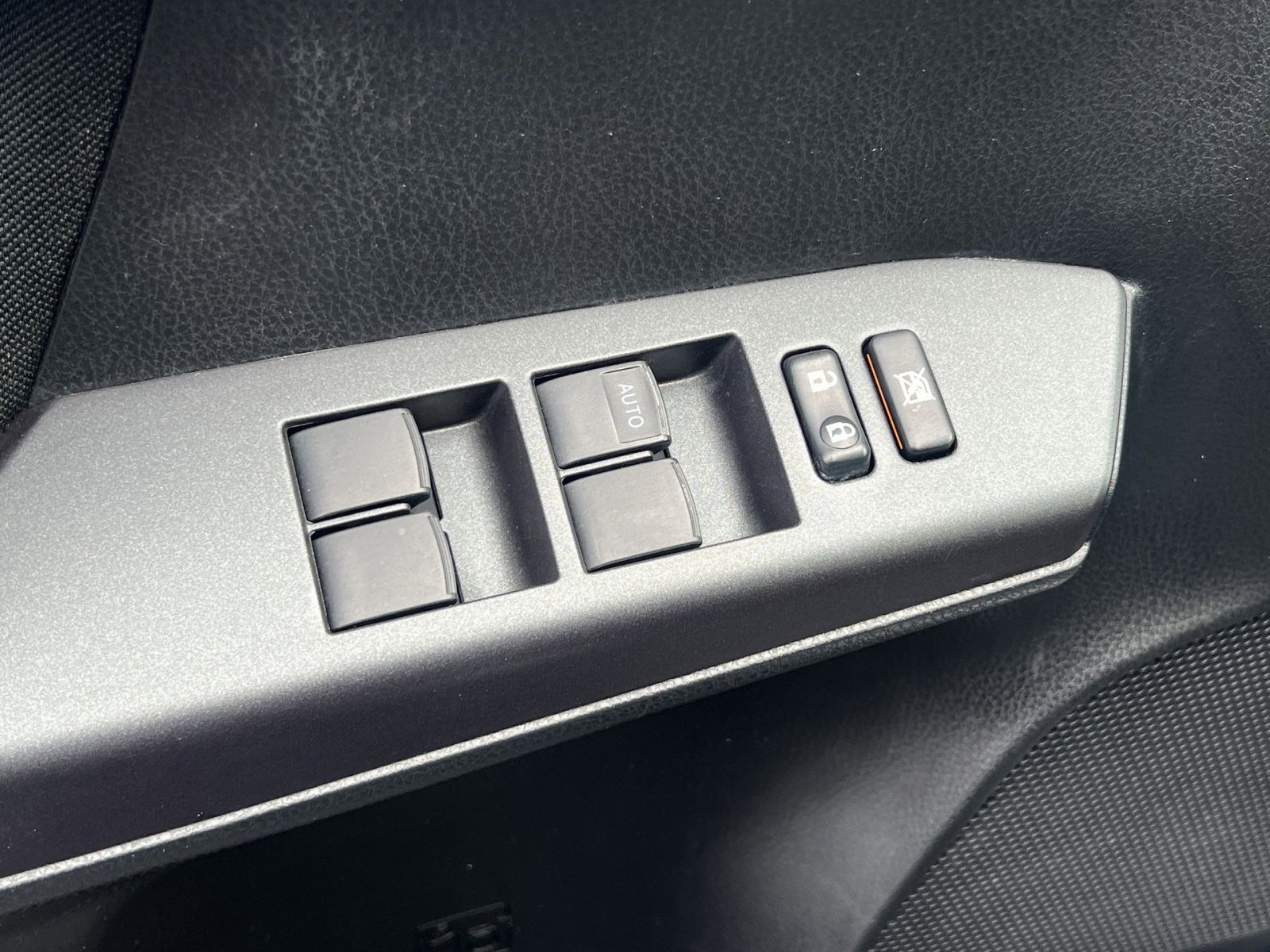 Used 2018 Toyota RAV4 LE image 13