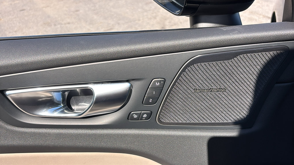 New 2027 Volvo XC60 B5 Plus AWD/4WD image 13