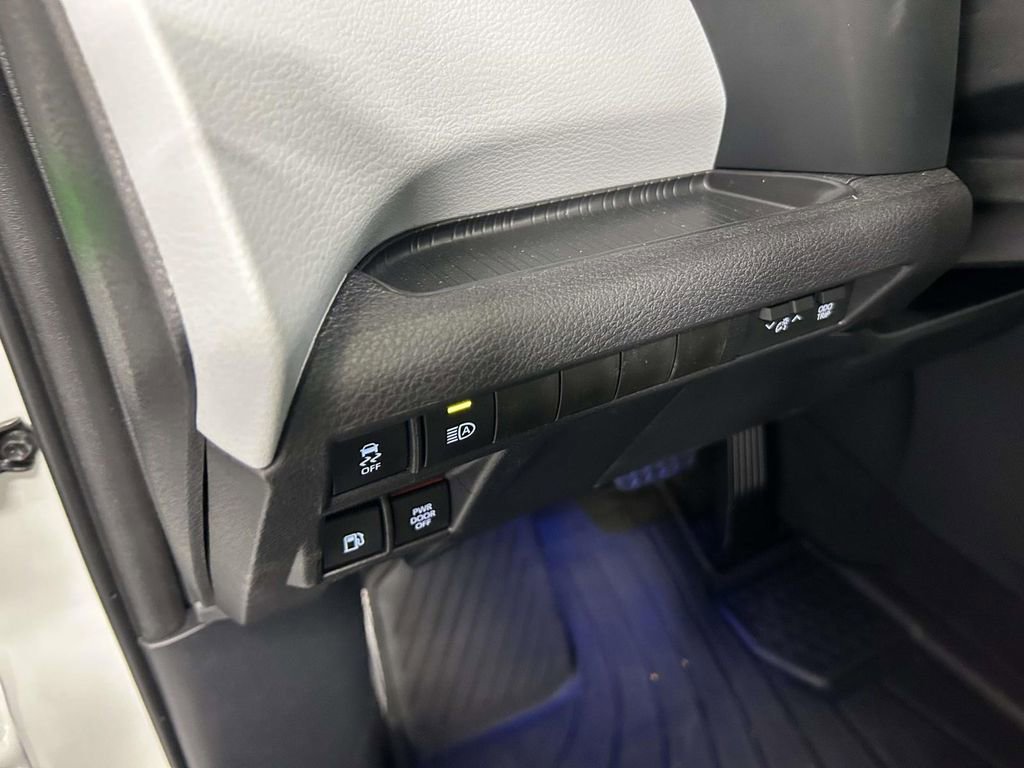 Used 2026 Toyota Sienna XLE FWD image 20