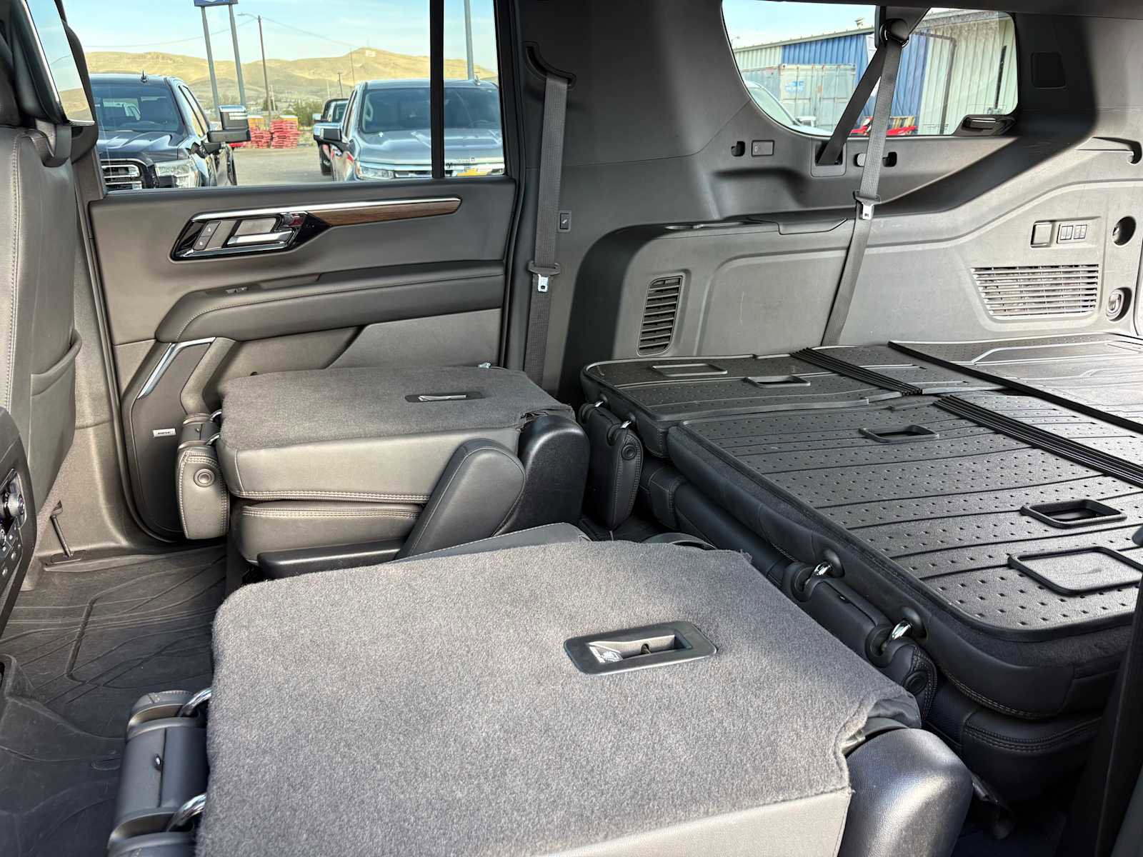 Used 2025 Chevrolet Suburban High Country AWD/4WD image 32