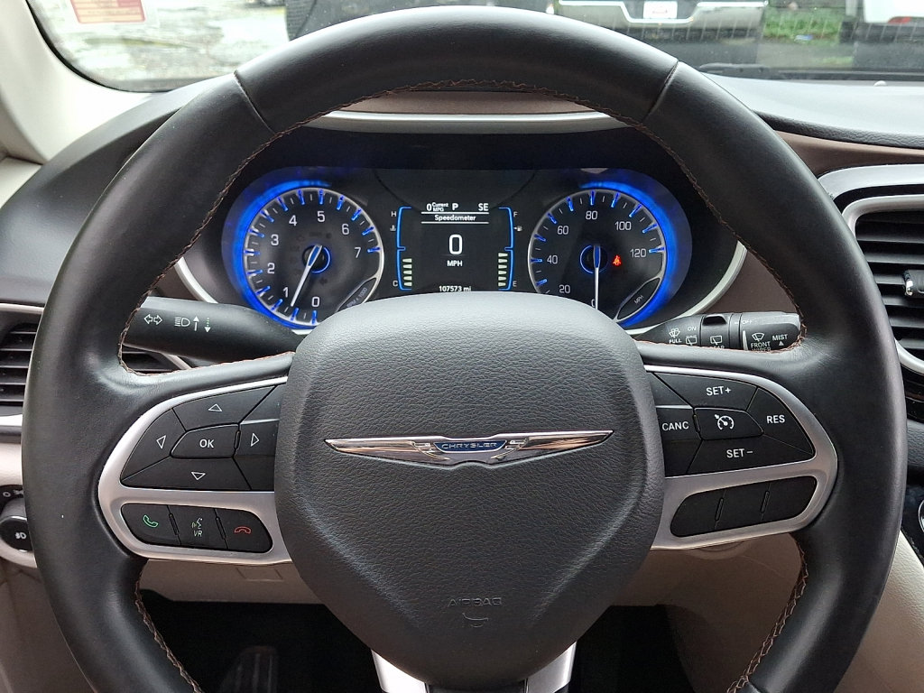 Used 2017 Chrysler Pacifica Touring-L FWD image 26