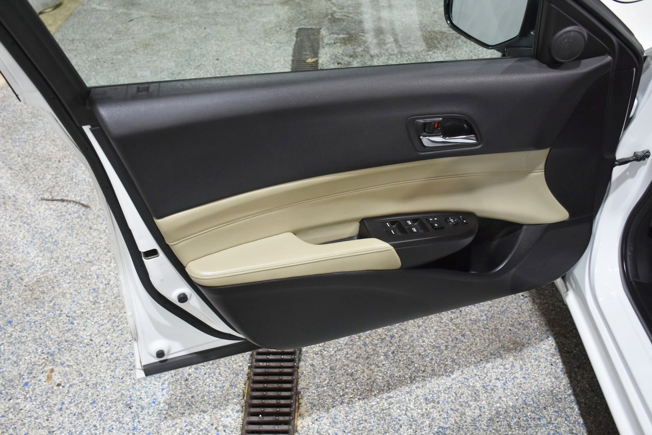 Used 2013 Acura ILX w/ Premium Package image 9