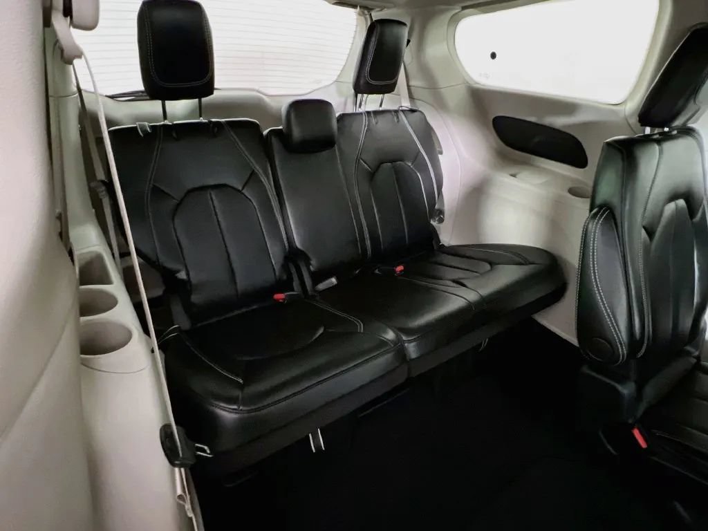 Used 2024 Chrysler Pacifica Touring-L FWD image 27
