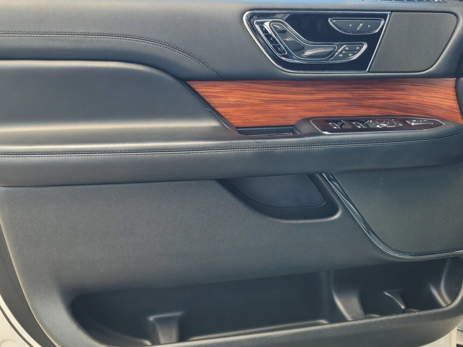 Certified 2019 Lincoln Navigator Reserve AWD/4WD image 16