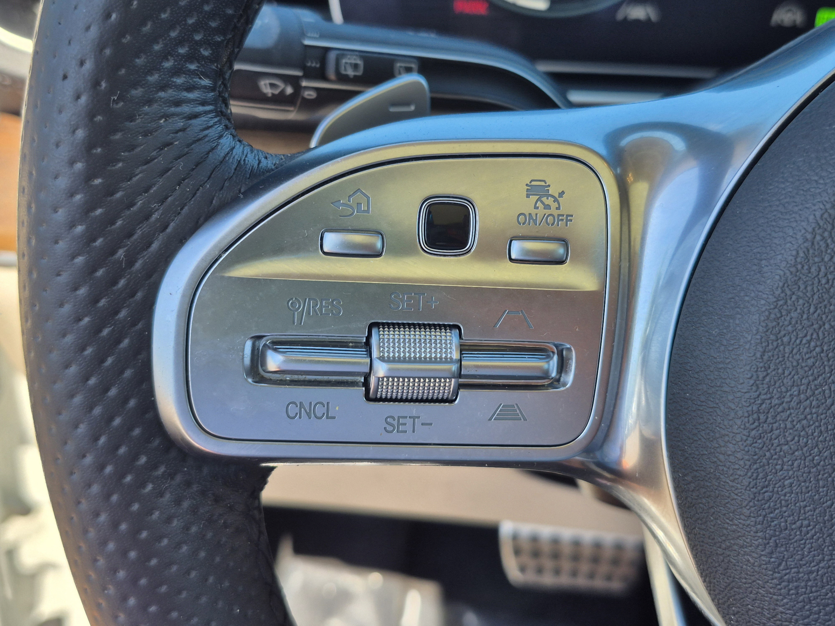 Used 2023 Mercedes-Benz GLS 450 4MATIC w/ AMG Line Exterior image 31
