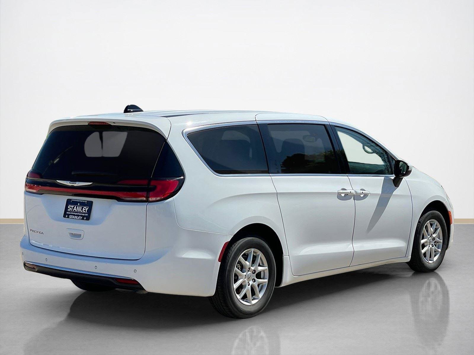 Used 2023 Chrysler Pacifica Touring-L image 7
