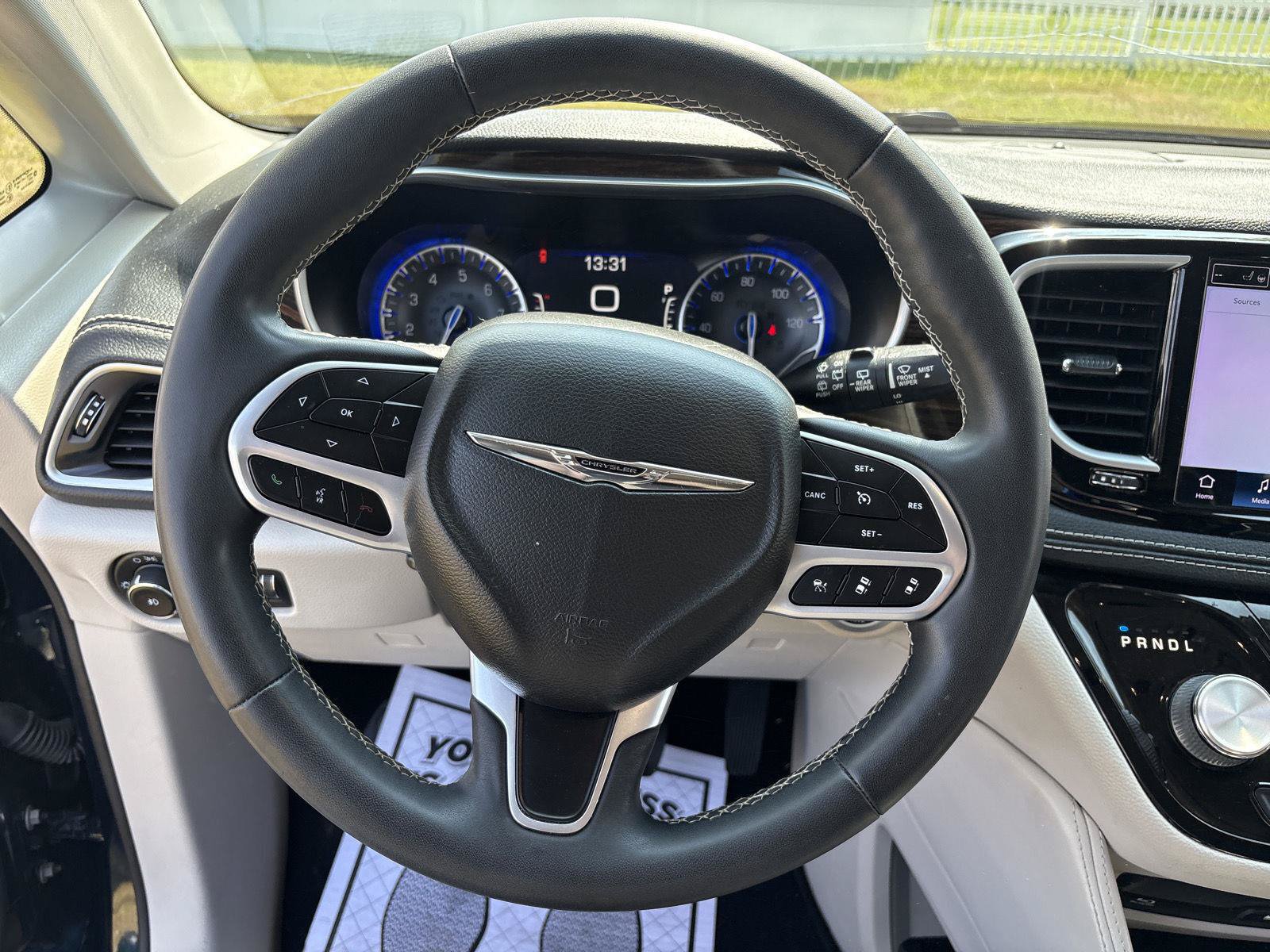 Used 2022 Chrysler Pacifica Limited w/ Uconnect Theater Family Group AWD/4WD image 18