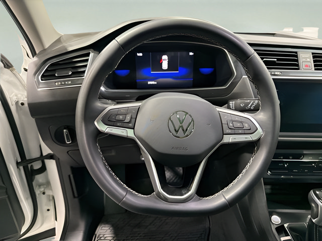 Used 2023 Volkswagen Tiguan SE w/ Panoramic Sunroof Package FWD image 15