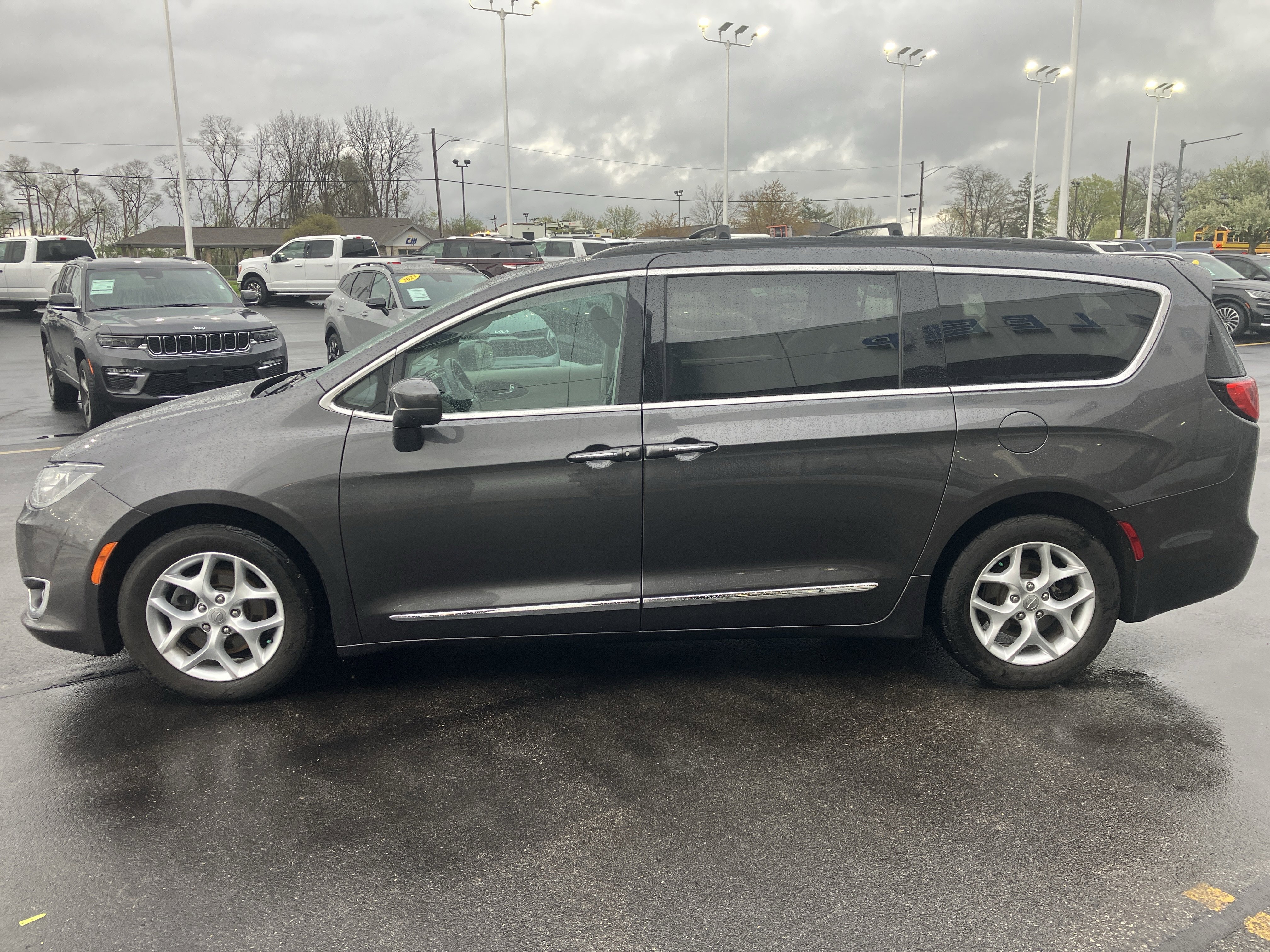 Used 2017 Chrysler Pacifica Touring-L w/ Tire & Wheel Group image 4