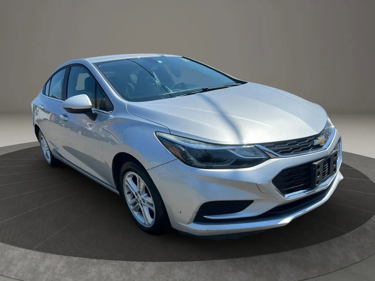 Used 2018 Chevrolet Cruze LT FWD image 3