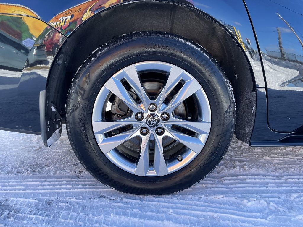 Used 2023 Toyota Sienna XLE Woodland Edition image 12