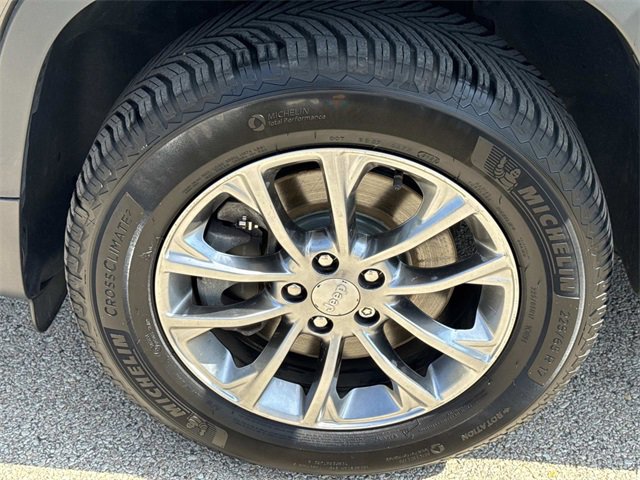 Used 2019 Jeep Cherokee Latitude Plus w/ Comfort/Convenience Group image 10