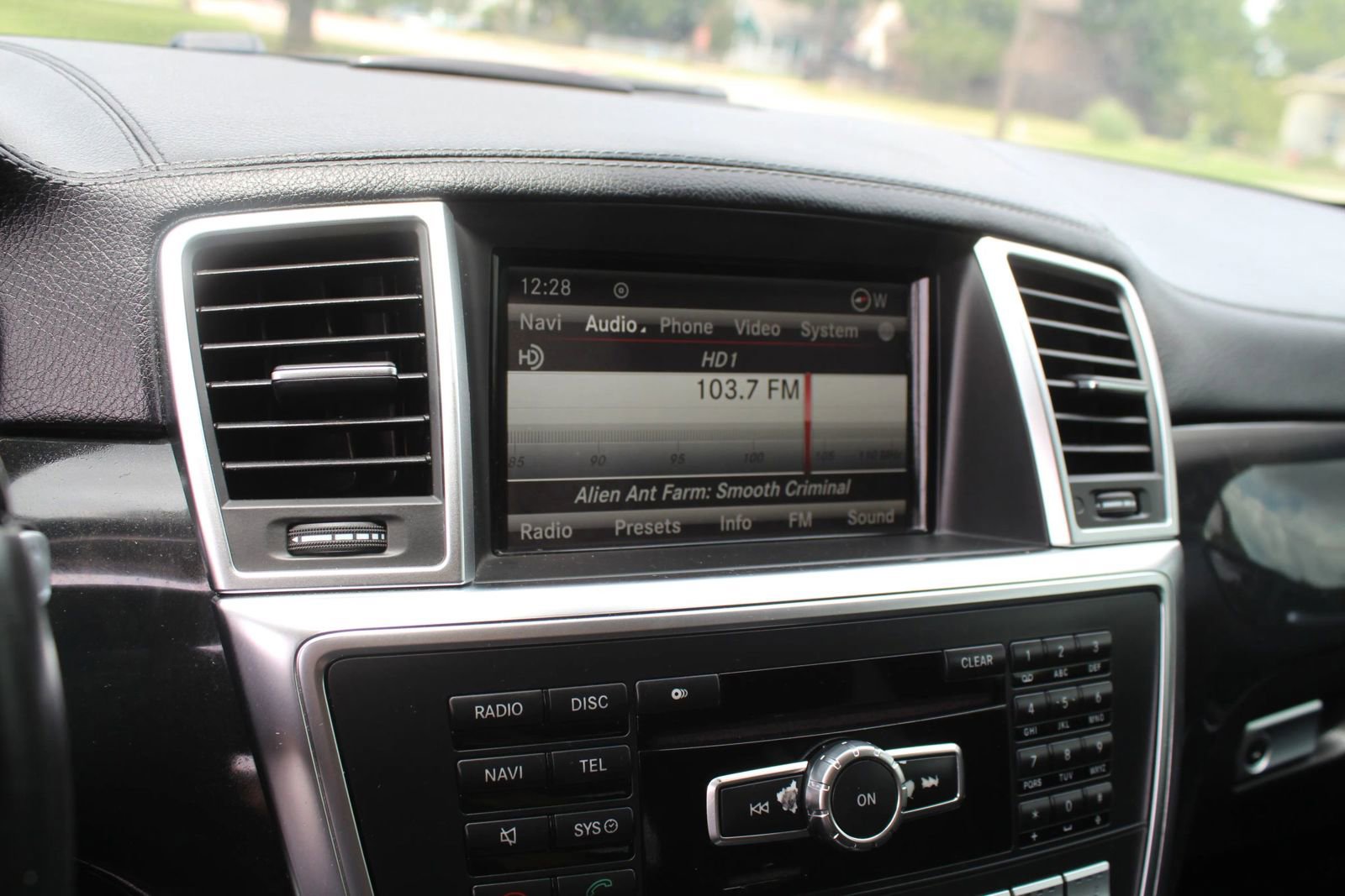 Used 2014 Mercedes-Benz GL 550 4MATIC w/ Driver Assistance Package image 14
