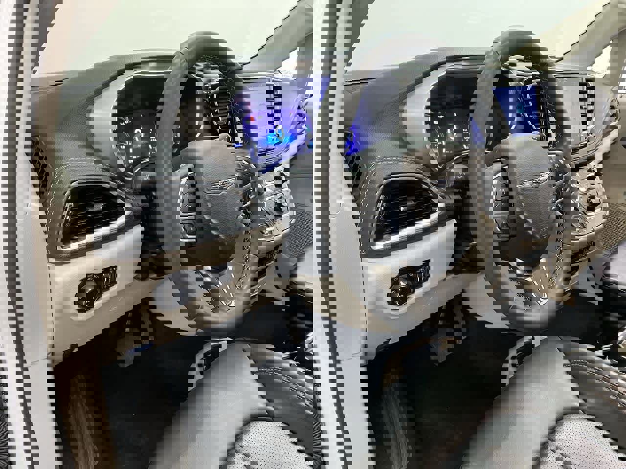 Used 2023 Chrysler Pacifica Touring-L image 2