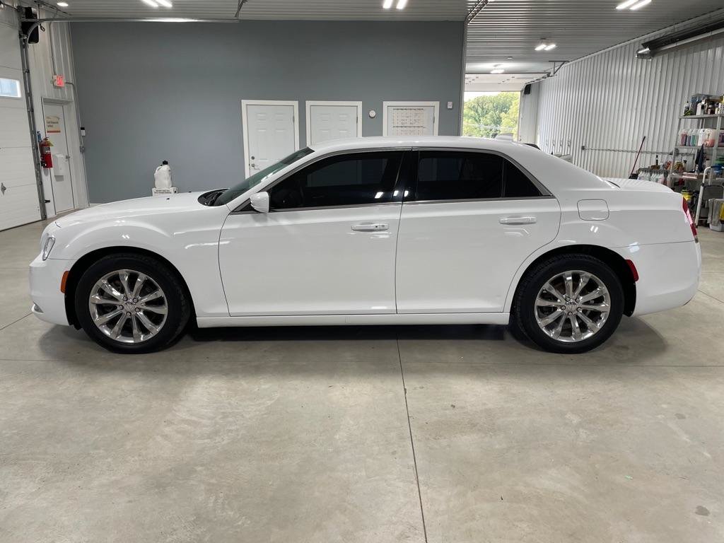 Used 2017 Chrysler 300 Limited AWD/4WD image 4