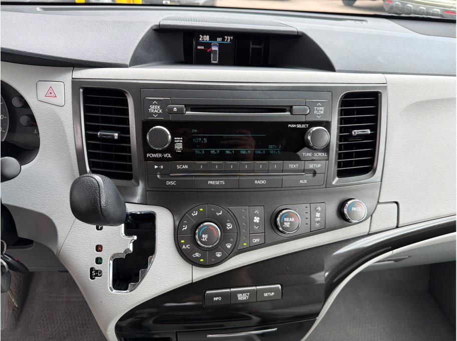 Used 2011 Toyota Sienna LE w/ Towing Pkg FWD image 17